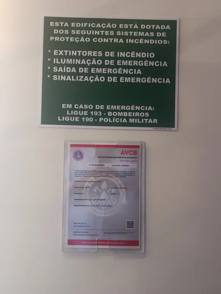 Placa de sistemas de proteção contra incêndio e AVCB fixados na parede do edifício